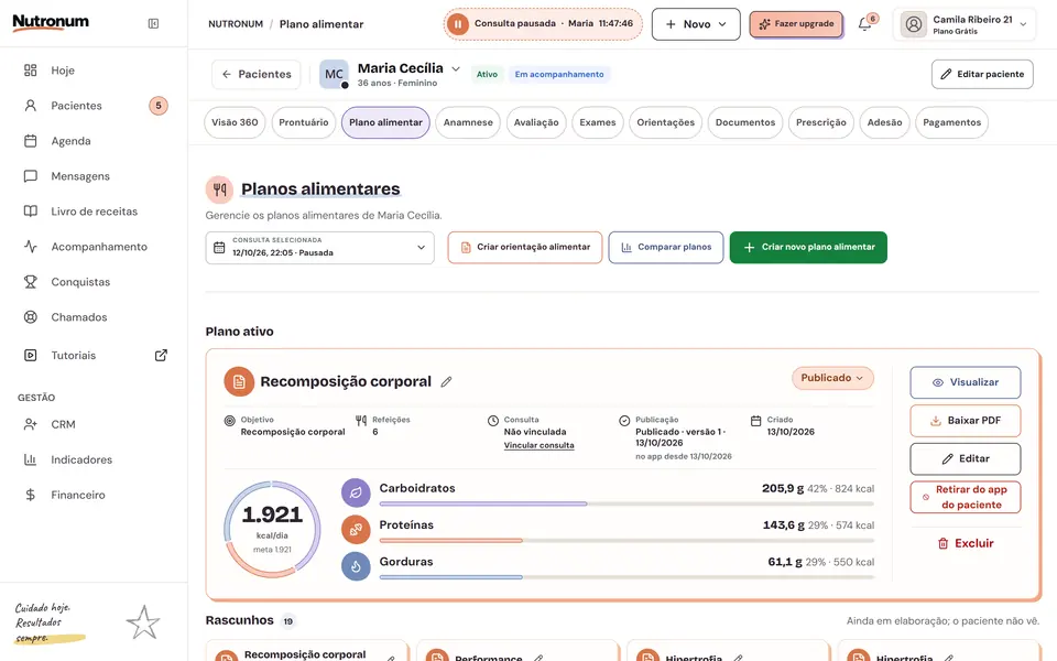 Plano alimentar publicado no Nutronum com macros calculados e os registros do paciente no acompanhamento