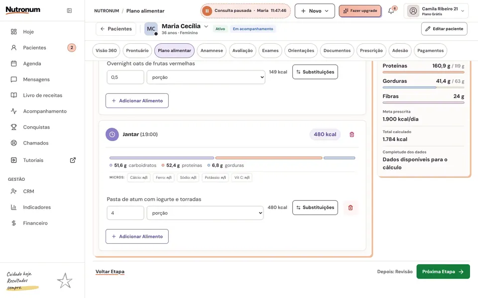 Tela real do editor de plano alimentar: a nutricionista remove um item, busca outro no catálogo e o total do dia é recalculado